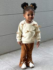SHEIN 2 piezas Conjunto de niña bebé con sudadera con capucha de manga larga, cuello redondo, elegante, dulce y linda en color albaricoque con decoración de lazo, combinado con pantalones acampanados marrones, adecuado para la escuela, fotografía y reuniones - Albaricoque - Ver 6