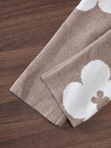 SHEIN 休闲可爱女宝宝套装。灰色卡其色，饰以花朵图案。针织高领长袖毛衣+针织阔腿长裤。两件套。柔软舒适。适合日常、各种场合，包括旅行、度假、居家、幼儿园和派对。春、秋、冬三季百搭服装。节日庆典。女童套装。 - 卡其色 - 查看 3