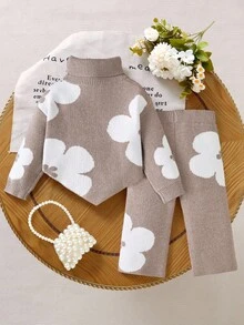 SHEIN 休闲可爱女宝宝套装。灰色卡其色，饰以花朵图案。针织高领长袖毛衣+针织阔腿长裤。两件套。柔软舒适。适合日常、各种场合，包括旅行、度假、居家、幼儿园和派对。春、秋、冬三季百搭服装。节日庆典。女童套装。 - 卡其色 - 查看 2