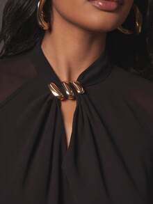 Hauture 女式性感黑色褶饰高领灯笼长袖衬衫，带有时尚金属装饰 - 黑色 - 查看 2