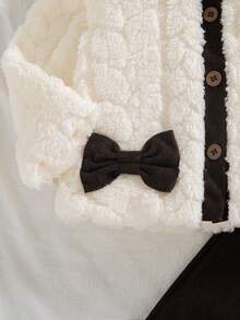 Zestaw z pluszową kurtką dla dziewczynki w kontrastowym kolorze z falbanką i kokardą