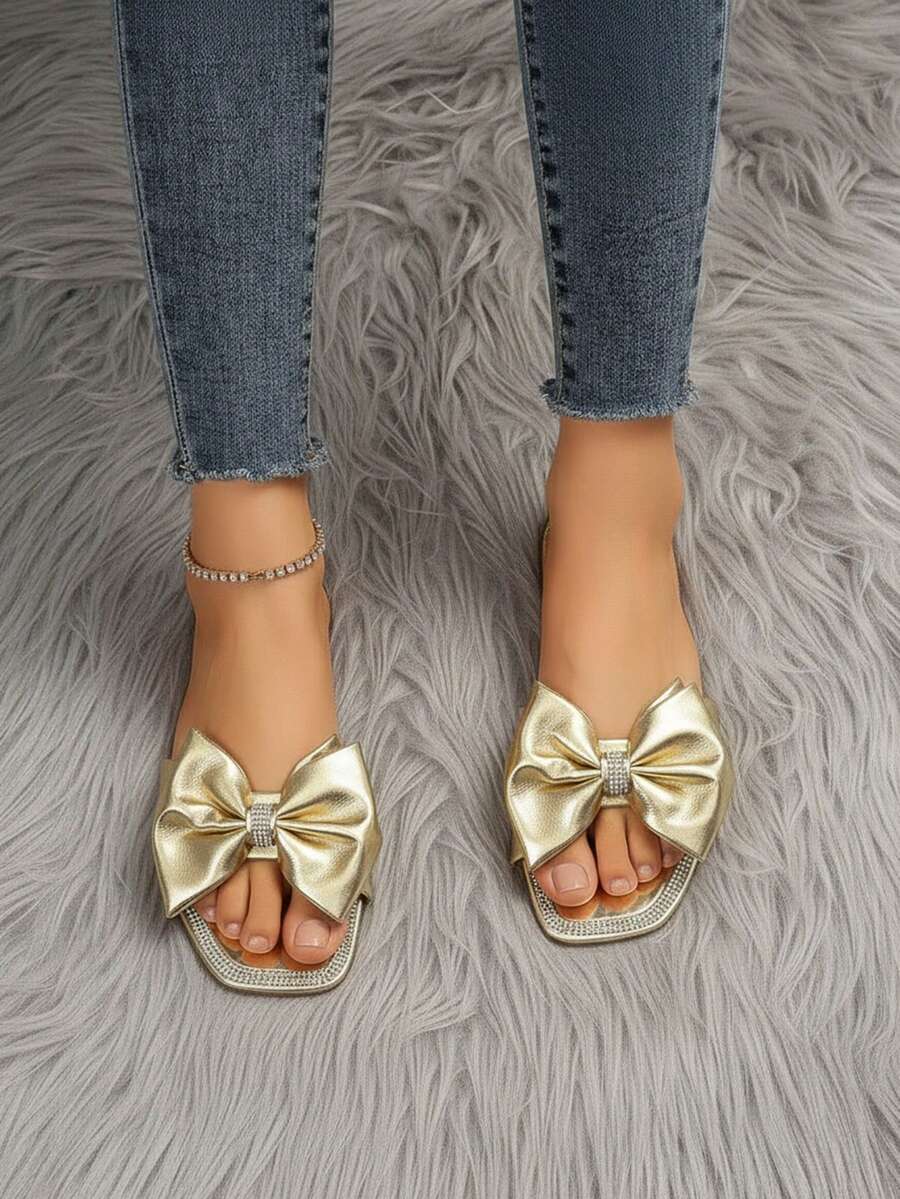 Sandalia para mujer con borde de pedrería y moño decorativo punta cuadrada sin agujetas plana elegante para oficina y verano - Dorado - Ver 1
