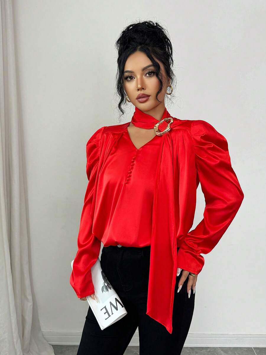 Elenzga Chemisier élégant à col ras du cou pour femme, nouvelle collection printemps/automne, avec décoration métallique, plissé devant et dos en satin hautement élastique, boutonnage décoratif, idéal pour le bureau, les vacances et les rendez-vous pour les femmes de 20 à 35 ans et plus. Luxueux, gracieux, polyvalent, idéal pour les déplacements quotidiens. Chemisier à manches longues à la mode. - Rouge - Voir 1