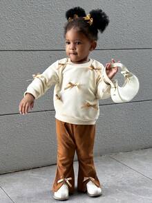 SHEIN 2 piezas Conjunto de niña bebé con sudadera con capucha de manga larga, cuello redondo, elegante, dulce y linda en color albaricoque con decoración de lazo, combinado con pantalones acampanados marrones, adecuado para la escuela, fotografía y reuniones - Albaricoque - Ver 5
