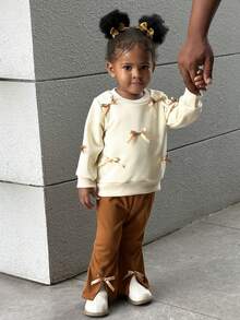 SHEIN 2 piezas Conjunto de niña bebé con sudadera con capucha de manga larga, cuello redondo, elegante, dulce y linda en color albaricoque con decoración de lazo, combinado con pantalones acampanados marrones, adecuado para la escuela, fotografía y reuniones - Albaricoque - Ver 2
