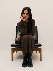 Nöista 棕色纹理长袖修身中长连衣裙。贴合身形，简约圆领设计。极简优雅。关键词：棕色中长连衣裙，修身针织连衣裙，长袖修身连衣裙，秋冬穿搭。 - 棕色 - 查看 6