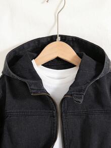 SHEIN 这款黑色长袖连帽拉链牛仔外套，适合小女孩日常穿着，也适合上学、聚会、度假等场合。经典的黑色金属拉链，弹性袖口和下摆，宽松版型，舒适自在。无论是上学、公园玩耍还是家庭聚会，都能让小公主成为众人瞩目的焦点。