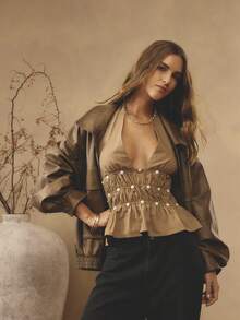 Aralina Top elegant pentru femei, cu guler înalt, stil boho, toamnă/iarnă, cu peplum și garnituri florale, perfect pentru ieșiri în oraș și concerte la țară. - Maro - Vizualizare 12