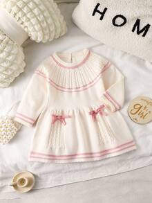 SHEIN Playful Pals 女婴圆领纽扣后背长袖蝴蝶结装饰撞色宽松毛衣连衣裙，柔软舒适，适合春秋季日常穿着，户外、旅行、度假、居家、托儿所及女婴玩耍，也适合冬季圣诞节、万圣节等场合。这款开衫毛衣是秋季套头衫、上衣、连衣裙、圣诞毛衣、舒适小精灵款，适合圣诞节和万圣节穿着。 - 淺粉色 - 查看 4