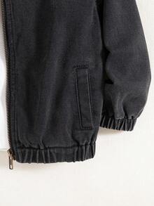 SHEIN 这款黑色长袖连帽拉链牛仔外套，适合小女孩日常穿着，也适合上学、聚会、度假等场合。经典的黑色金属拉链，弹性袖口和下摆，宽松版型，舒适自在。无论是上学、公园玩耍还是家庭聚会，都能让小公主成为众人瞩目的焦点。