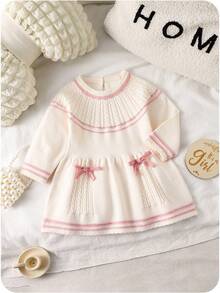SHEIN Playful Pals 女婴圆领纽扣后背长袖蝴蝶结装饰撞色宽松毛衣连衣裙，柔软舒适，适合春秋季日常穿着，户外、旅行、度假、居家、托儿所及女婴玩耍，也适合冬季圣诞节、万圣节等场合。这款开衫毛衣是秋季套头衫、上衣、连衣裙、圣诞毛衣、舒适小精灵款，适合圣诞节和万圣节穿着。 - 淺粉色 - 查看 2