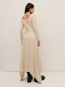 Nöista 这款柔和米色的罗纹针织长裙，采用修身胸衣、长袖和独特的交叉领口设计。飘逸的裙摆增添动感，使其成为冬季活动、圣诞聚会或女士冬季服装系列中优雅日常穿着的完美之选。 - 杏色 - 查看 2