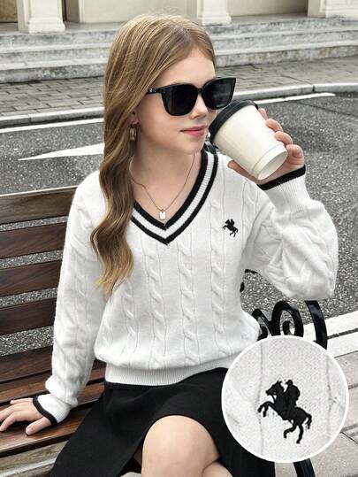 SHEIN Serisse Kids 少女纯白配黑条纹 V 领条纹麻花针织休闲刺绣秋冬装，返校日穿，白色麻花针织毛衣，校队毛衣，白色毛衣，少女少女毛衣，女童学院风服装，少女毛衣，美感学院风服装