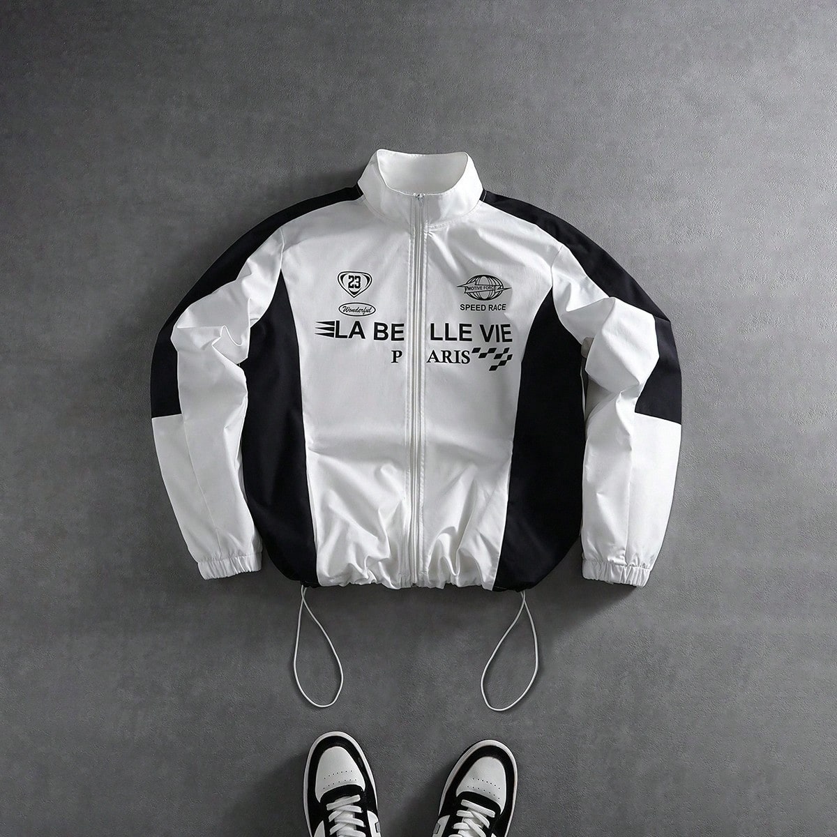 Chaqueta casual de hombre con cuello alto, manga larga y patrón de letras de color contrastante, chaqueta con cremallera de otoño en blanco y negro