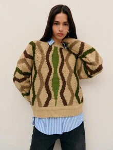 Nöista 这款温暖的针织毛衣采用大地色系的米色、棕色和橄榄色，饰以醒目的波浪图案，采用厚实的纹理纱线和罗纹收边，兼具结构感和舒适性；是温暖冬季、轻松季节造型以及圣诞节或新年节日装扮的理想之选。 - 彩色 - 查看 2