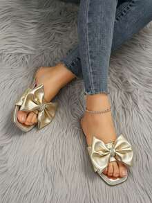 Sandalia para mujer con borde de pedrería y moño decorativo punta cuadrada sin agujetas plana elegante para oficina y verano - Dorado - Ver 2