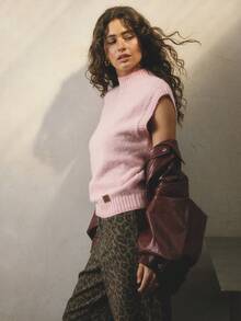 Aralina 女士休闲秋冬无袖针织背心套头衫，非常适合外出穿着 - 米色 - 查看 2