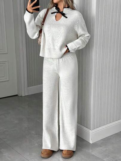 Conjunto de 2 piezas de suéter con cuello en V, detalle de lazo, escote calado y estampado de pompones; y pantalones de punto de pierna ancha y ajuste relajado de unicolor para un cómodo invierno