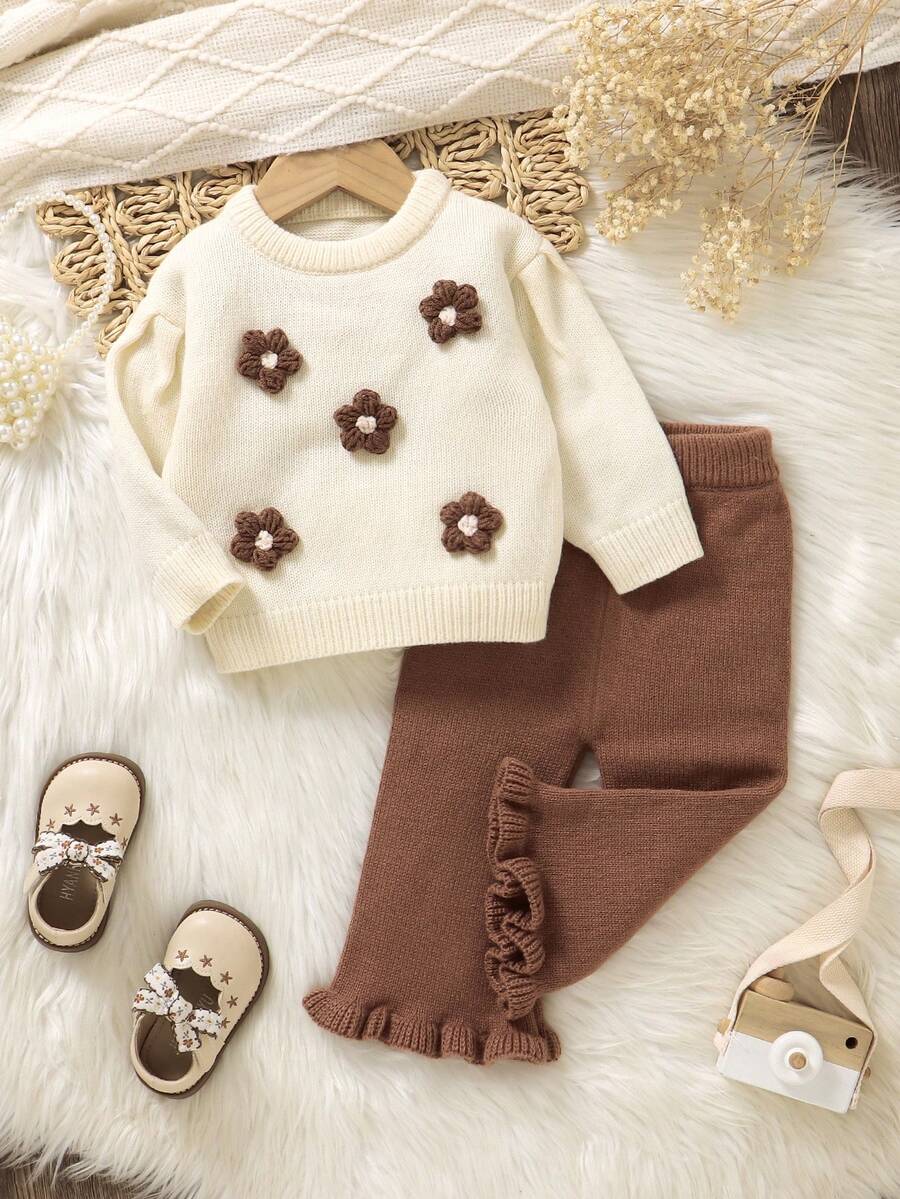 SHEIN Conjunto de suéter para bebé niña, blusa de cuello redondo con estampado floral + pantalones acampanados color café, conjunto de 2 piezas dulce y de moda para bebé niña en temporada de otoño e invierno, ropa de bebé niña de punto para otoño, suéter marrón, conjunto de invierno para bebé niña, ropa de bebé niña, suéteres de invierno para bebé niña, conjunto de punto para bebé - Café integral - Ver 1