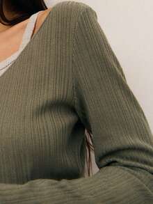 Nöista 优雅别致的双色罗纹针织上衣，领口采用层叠设计，尽显时尚气息。是打造精致现代的夏季穿搭和春假造型的完美之选。 - 綠色 - 查看 6