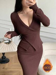 Celisse Damen Set aus geripptem figurbetontem Langarm-T-Shirt mit V-Ausschnitt und Kreuzdetails und Mini-Rock in Unifarbe