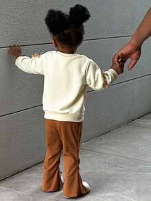SHEIN 2 piezas Conjunto de niña bebé con sudadera con capucha de manga larga, cuello redondo, elegante, dulce y linda en color albaricoque con decoración de lazo, combinado con pantalones acampanados marrones, adecuado para la escuela, fotografía y reuniones - Albaricoque - Ver 8