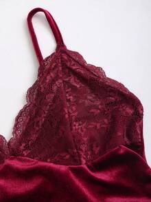 SHEIN Tall 复古法式优雅天鹅绒与撞色蕾丝 V 领吊带裙，百搭派对与性感别致设计，秋季时尚新品 - 酒紅色 - 查看 3