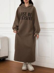 SHEIN Vestido minimalista de otoño/invierno con capucha bordada con letra de felpa de oso de peluche para adolescentes - Marrón - Ver 1