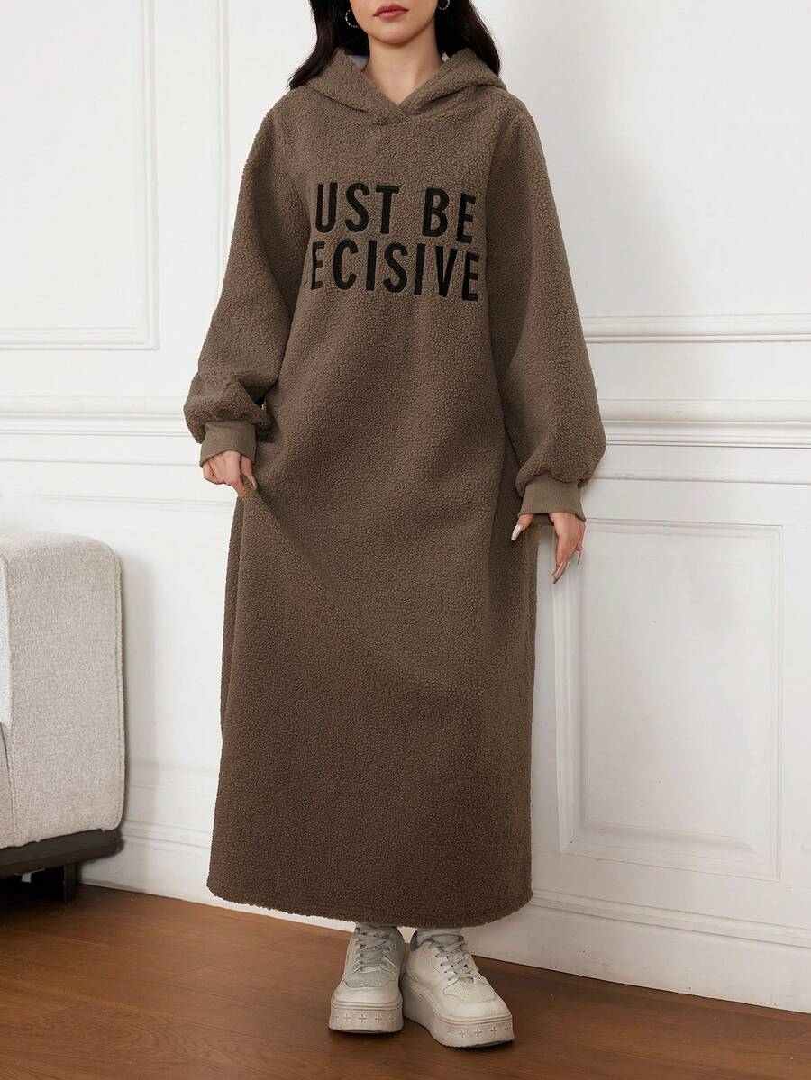 SHEIN Vestido minimalista de otoño/invierno con capucha bordada con letra de felpa de oso de peluche para adolescentes - Marrón - Ver 1