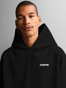 SUMWON 短款套头连帽衫，配有抽绳兜帽和中央口袋，适合休闲街头服饰