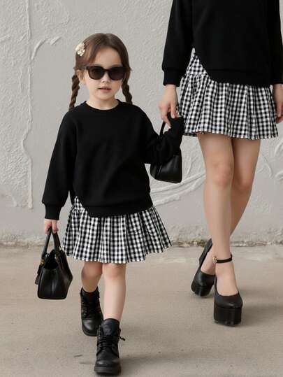 SHEIN 女童优雅黑白格子针织长袖连衣裙，秋冬格子女童两件套连衣裙，黑色两件套女童黑白连衣裙，秋冬女童两件套连衣裙，女童套装，格子裙，春秋法式连衣裙，秋冬女童连衣裙，女童格子裙，儿童黑色裙子，女童黑色长袖卫衣，适合上学穿着，女童黑色休闲卫衣上衣，适合儿童日常穿着，女童黑色蓬蓬裙