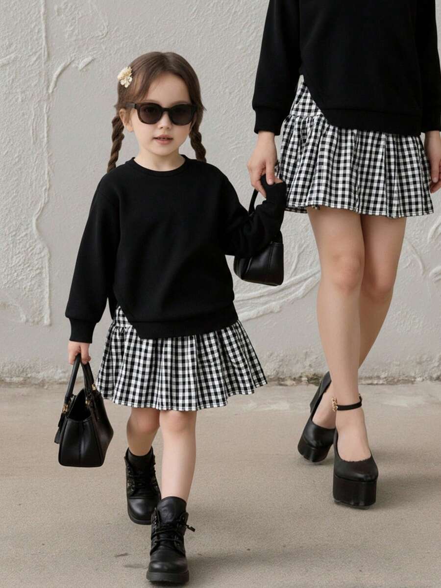 SHEIN 女童优雅黑白格子针织长袖连衣裙，秋冬格子女童两件套连衣裙，黑色两件套女童黑白连衣裙，秋冬女童两件套连衣裙，女童套装，格子裙，春秋法式连衣裙，秋冬女童连衣裙，女童格子裙，儿童黑色裙子，女童黑色长袖卫衣，适合上学穿着，女童黑色休闲卫衣上衣，适合儿童日常穿着，女童黑色蓬蓬裙