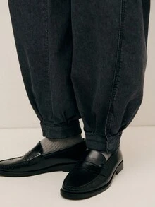 Nöista Relaxed-Fit Black Pants With A Vintage Washed Effect And Tapered Silhouette; Elasticated Cuffs And Minimal Seams Give Modern Flair For Fall Streetwear And Comfortable Winter Layering.