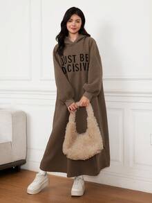SHEIN Vestido minimalista de otoño/invierno con capucha bordada con letra de felpa de oso de peluche para adolescentes - Marrón - Ver 6