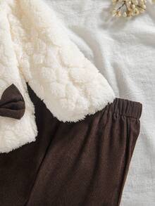 Zestaw z pluszową kurtką dla dziewczynki w kontrastowym kolorze z falbanką i kokardą