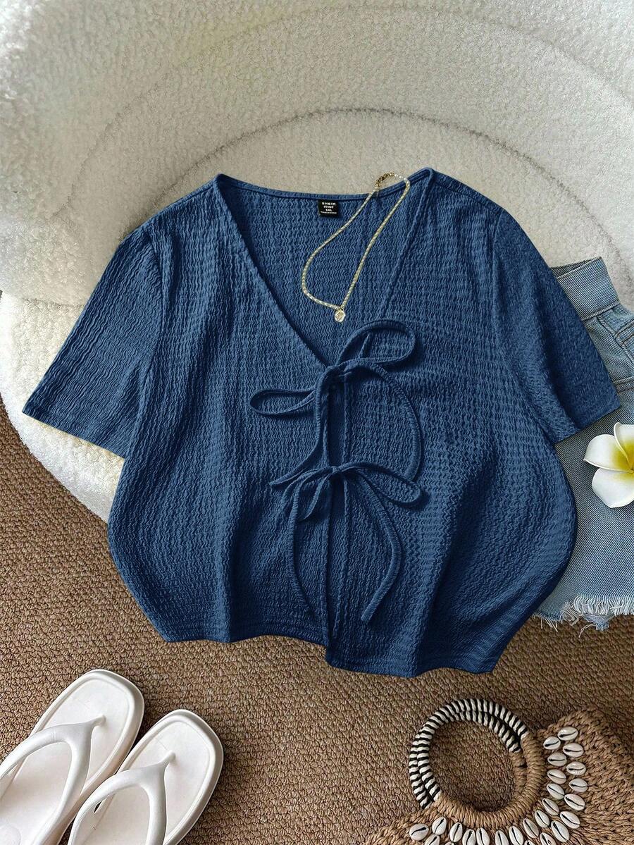 SHEIN LUNE 大码女式夏季休闲通勤简约纯色纹理 V 领扭纹前开襟衬衫 - 霧霾藍 - 查看 1