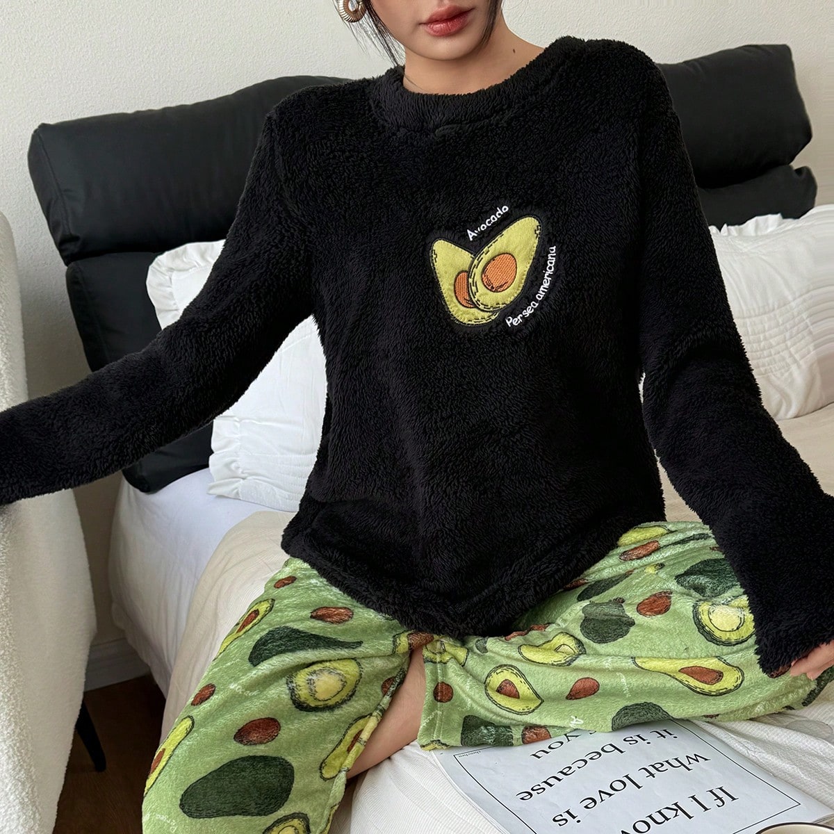 Conjunto de pijama cómodo para mujer con sudadera esponjosa bordada con aguacate y pantalones de franela estampada, ropa de invierno
