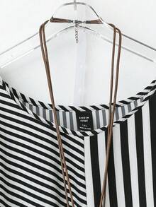 SHEIN CURVE+ Elegancka sukienka maxi w stylu casual retro resort w stylu uniwersalnym w paski z kwiatowym wzorem, okrągły dekolt, paski, patchwork, wiązanie, krótki rękaw, linia dołu w kształcie litery W, czarno-biała, rozmiar plus