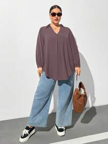 SHEIN Essnce Camisa negra de manga larga con cuello en V, suelta y cómoda, para mujer de talla grande en otoño e invierno, ropa de mujer para otoño, blusas de mujer, tops curvos, dinero viejo, blusas negras, ropa casual de oficina para mujer, atuendos de mujer, tops de mujer, regreso a casa, maestro, tops de trabajo - Marrón Mocha - Ver 4