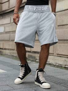 Manfinity EMRG 年轻、街头风格双腰带印花织带加大码男式短裤 - 灰色 - 查看 3