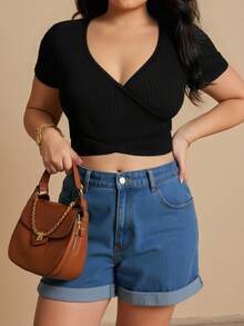 SHEIN Essnce Plus Size Women's Spring And Summer Fashion Casual Comfortable Daily Sexy V-Neck Slim Black Short-Sleeved Short Top,Summer Outfits For Women,Vacation Outfits Woman,Y2k Tops,Cute Tops Women,Curve T Shirt,Going Out Tops,Beach Outfits For Woman,Crop Tops - Black - View 5