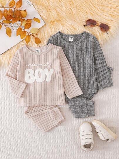 SHEIN 4 件套幼儿男童舒适休闲柔软针织罗纹圆领刺绣字母长袖上衣和裤子，杏色和灰色，适合秋冬日常穿着