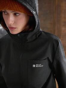 In My Nature 女士字母印花连帽防水户外休闲外套徒步上衣，女士户外服装徒步服 - 黑色 - 查看 2