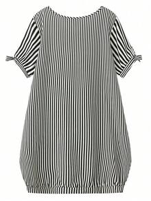 SHEIN CURVE+ Elegancka sukienka maxi w stylu casual retro resort w stylu uniwersalnym w paski z kwiatowym wzorem, okrągły dekolt, paski, patchwork, wiązanie, krótki rękaw, linia dołu w kształcie litery W, czarno-biała, rozmiar plus