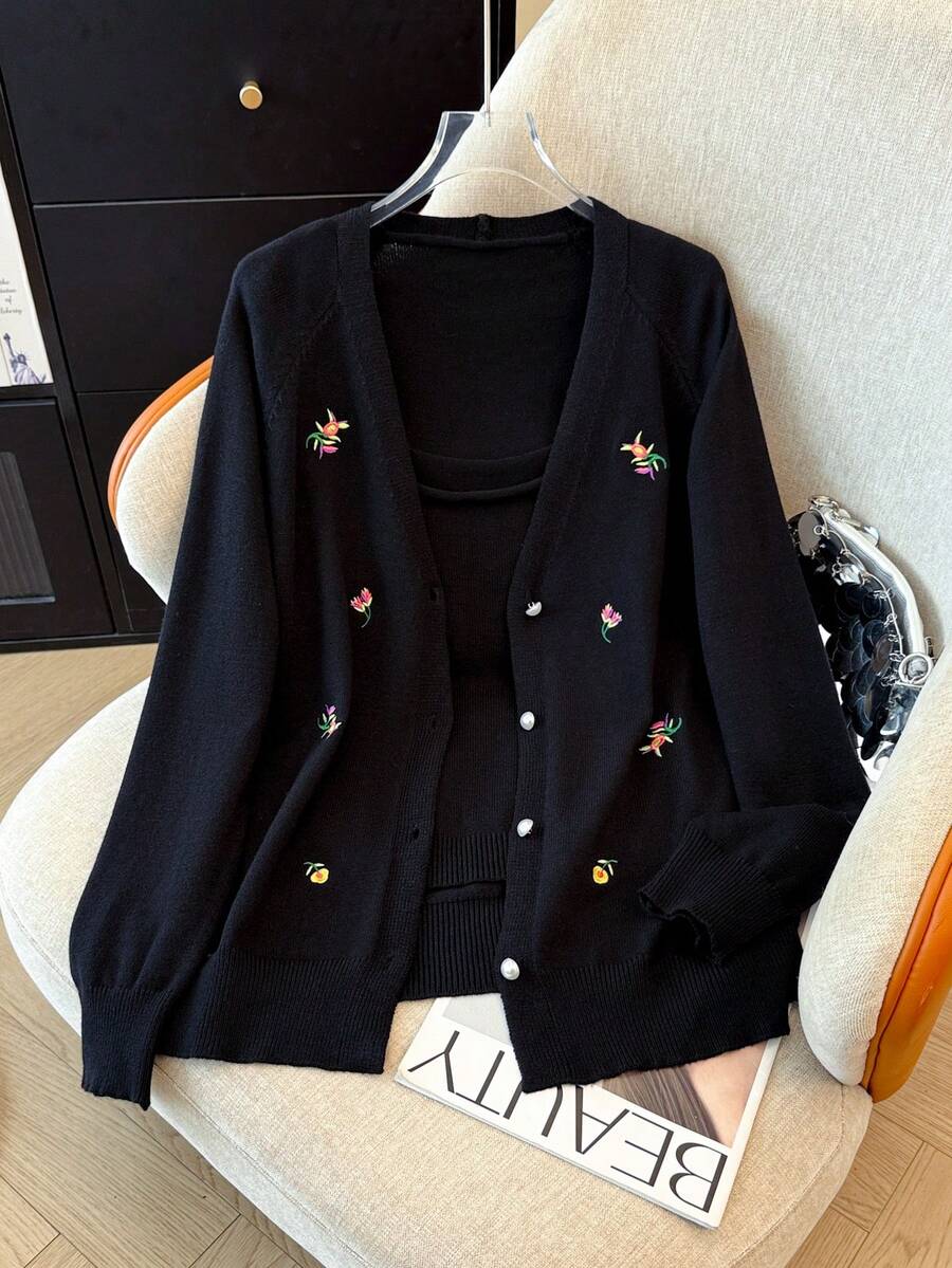 GlowEve CURVE Set elegant de cardigan și camisol tricotat, minimalist, cu broderie florală, mărime mare - Negru - Vizualizare 1
