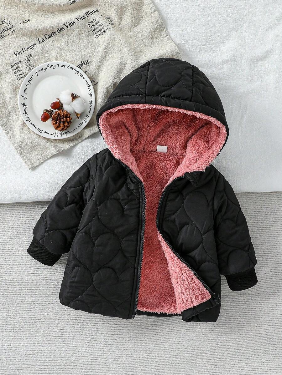 SHEIN Baby Mädchen Säugling Reißverschluss Plüsch gefütterte gepolsterte Herz Kapuzenmantel, Mädchen Winterbekleidung, Säugling Winterjacke, Mädchen Oberbekleidung, vielseitiger Winterstil, geeignet für Outdoor-Aktivitäten und täglichen Gebrauch, 3 Monate bis 3 Jahre alt