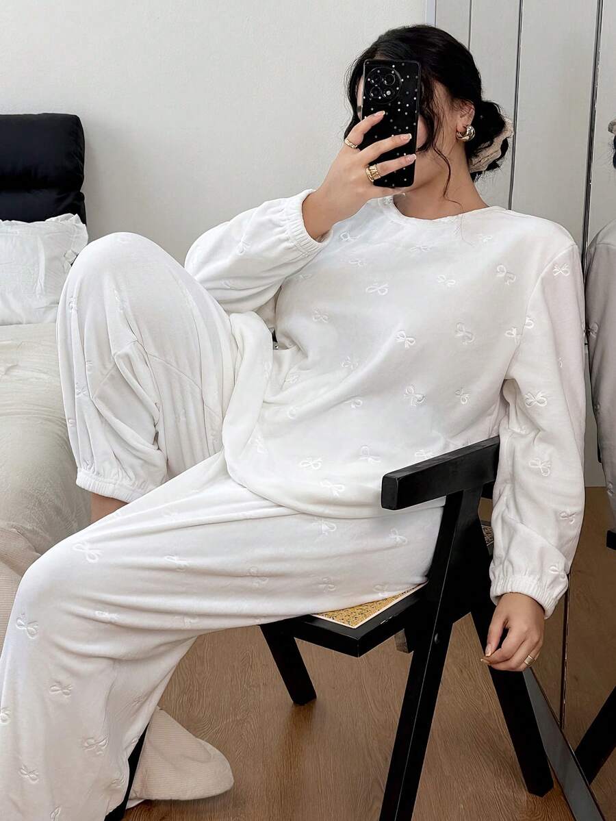 SHEIN 大码休闲丝绒蝴蝶结压花蓬松睡衣套装,舒适冬装 - 白色 - 查看 1