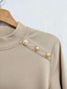 GlowEve 女士优雅圆领纯色金属纽扣装饰肩部设计百搭长袖T恤，适合秋冬 - 卡其色 - 查看 5