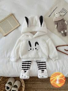 SHEIN 2 件套女婴兔子刺绣连帽衫，配有兔耳朵和白色毛绒装饰，红白条纹裤套装，时尚可爱 - 黑與白 - 查看 4