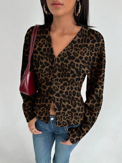 Aloruh Women's Fashionable French Retro Romantic Elegant Leopard Print V-Neck Raglan Sleeve Knit Shirt, Suitable For Dates, Outings, Office Wear, Chic